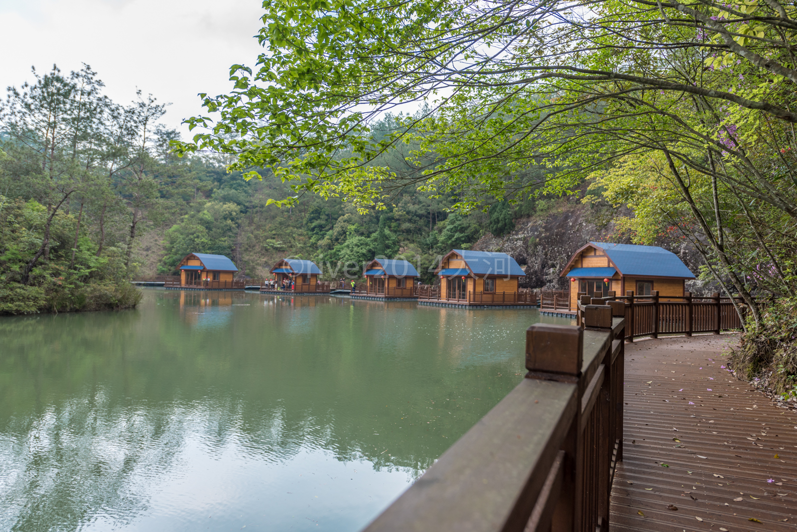 九龙湖,乘坐游船去水上木屋垂钓