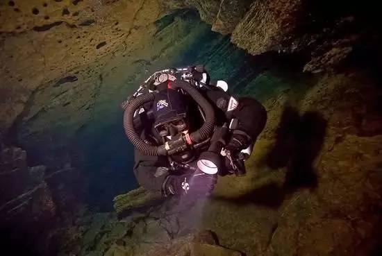 突破极限的恐怖体验--洞穴潜水的魅力何在?