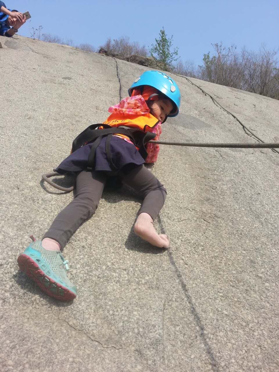 四岁女孩挑战岩降鞋掉落后的表现-先锋少儿户外