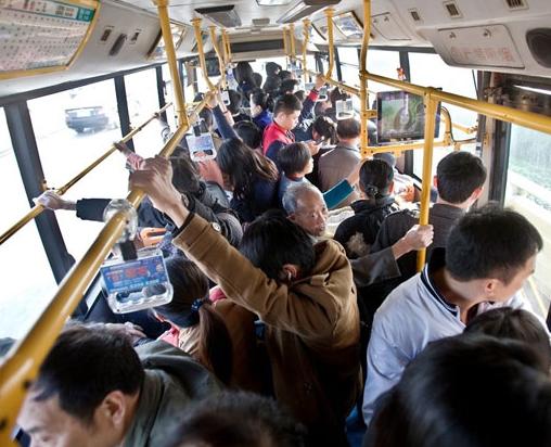 上下班高峰期的公共汽车  准妈妈在人多的拥挤的地方挤来挤去,会有