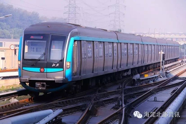 列车正面挂有京港地铁公司logo,这在该公司已运营的地铁4号线和14号线