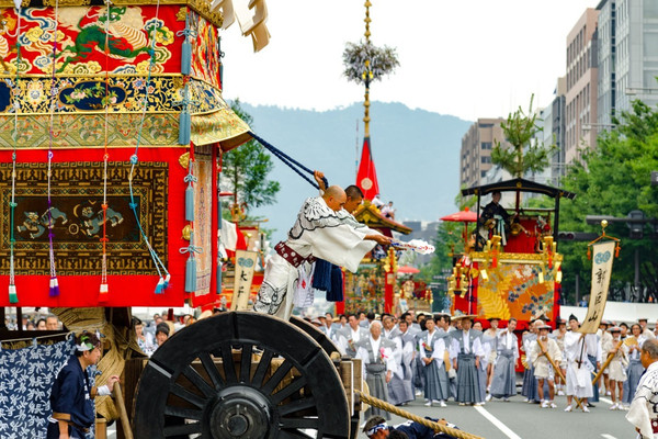 山鉾巡行是祗园祭的重头戏—这是一种由长刀鉾打头阵,山车和鉾车