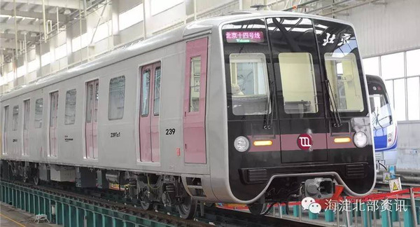 列车正面挂有京港地铁公司logo,这在该公司已运营的地铁4号线和14号线