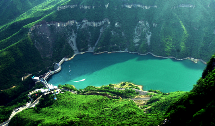 子房湖两岸青山对峙,湖的北端更有一座酷似大佛的山峰,晴天时,山水间