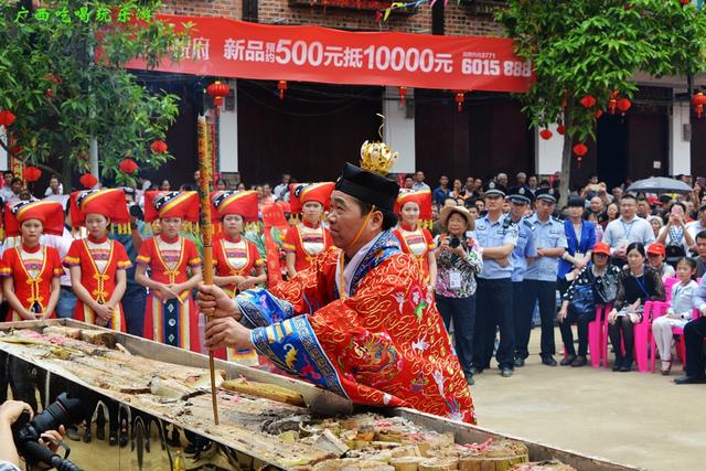 武鸣罗波万人三月三公祭骆越祖母王