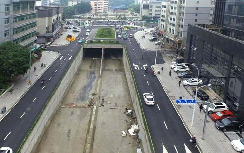 湖东路上的u型槽已完成建设,湖东路的绿化,道路均已恢复