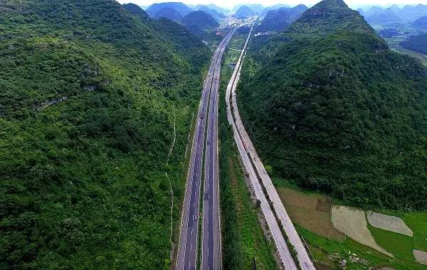 贵州的高速路,不仅是经济路,同时也是生态路,旅游路,景观路.