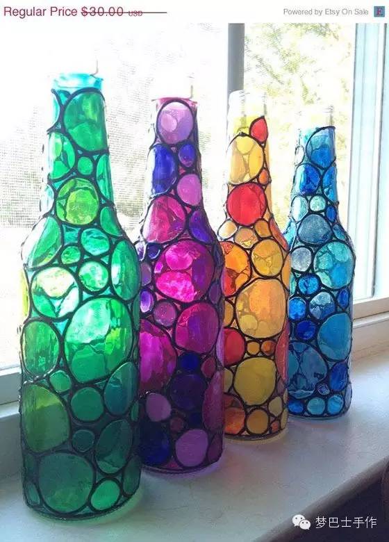 碎了的玻璃瓶也无需扔掉,直接做成玻璃拼贴装饰画也是很好看!