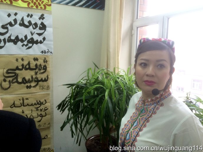 乌鲁木齐社区工作中的维吾尔族美女(图)