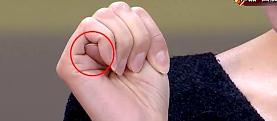 手指很修长,医学上叫做蜘蛛指,如果前面两种征兆都符合,说明很有可能