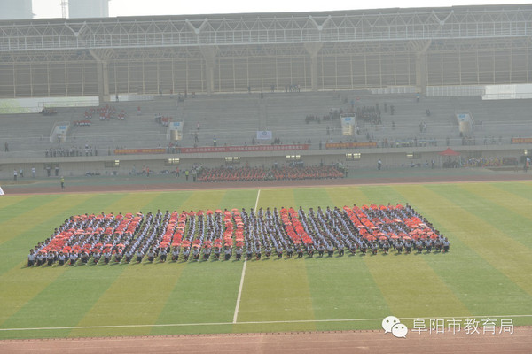 随后,来自太和八中,太和二中和太和县第九小学的师生们为现场观众表演