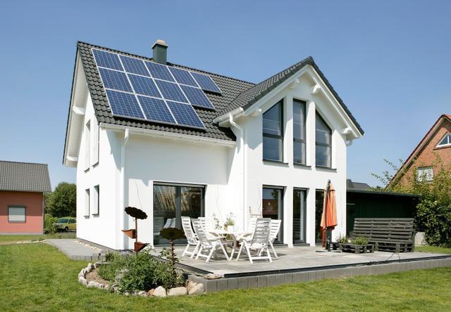 太阳能在德国农村别墅的屋顶已经很普及,提倡的理念是off-grid,就是不