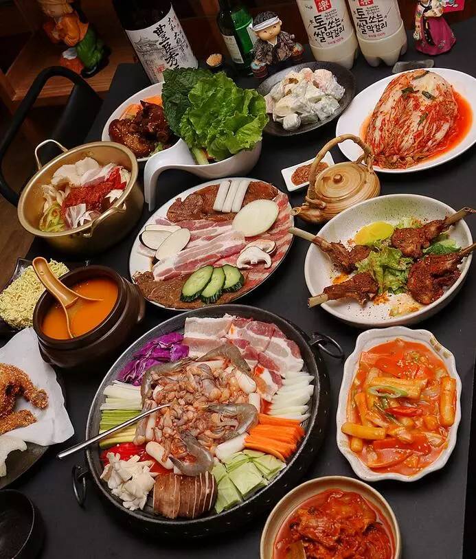 老板是朝鲜族人,泡菜做得不错,还提供一大批特色的韩式美食,部队火锅