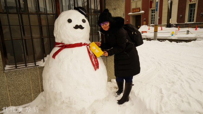 发现了一个超级无敌大的龙猫雪人,其手艺之高超堪比札幌冰雪祭的雪雕