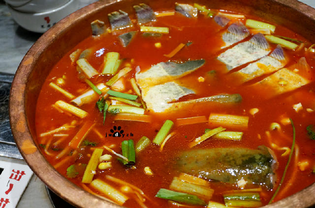 贵州酸汤乌江鱼,鱼头超级大,肉质肥美,汤头酸辣,有点儿冬阴功汤的赶脚