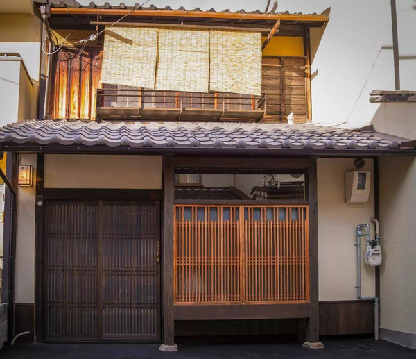 改建后的小星房屋基本保留原貌,仍然是纯正的日式町家特色,木栏遮门