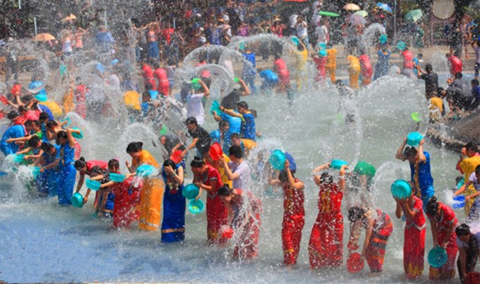 1,泼水节是傣族人民最为盛大的节日,泼出的水花代表着吉祥和祝福,所以