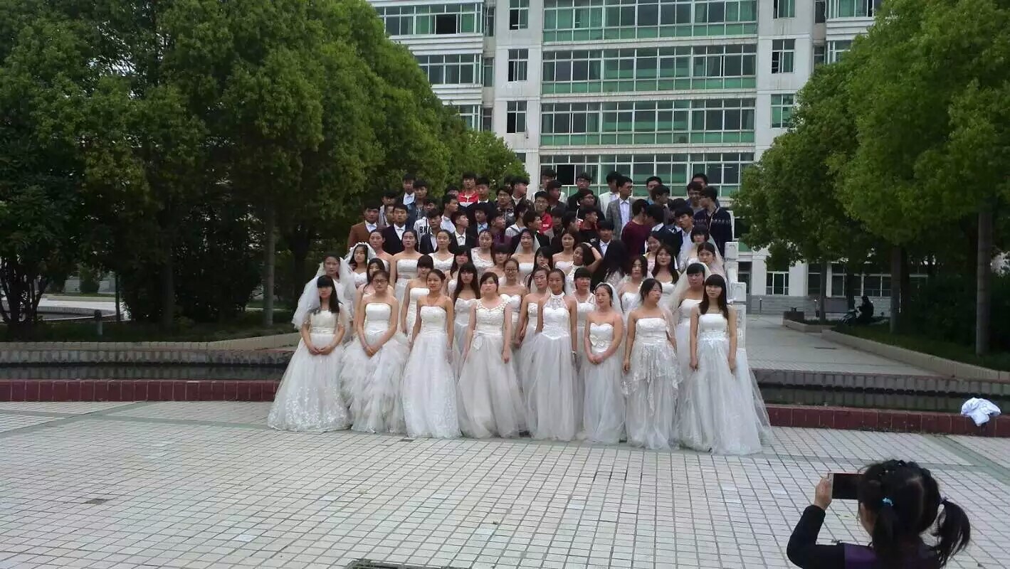 临泉30余名女高中生拍婚纱版毕业照