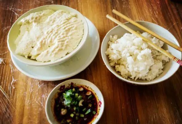 重庆人喜欢吃豆花饭是众所周知的,龙兴古镇的豆花也是远近驰名的,特别