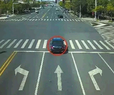 今天闯了个左转红灯_闯右转箭头红灯扣几分_车出线了停了算闯红灯