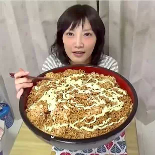 日本大胃王妹子狂吃100个汉堡,还比你瘦!