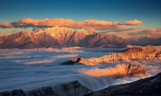 牛背山风景有六绝,云海,日出,夕照,雪山,佛光,星轨.