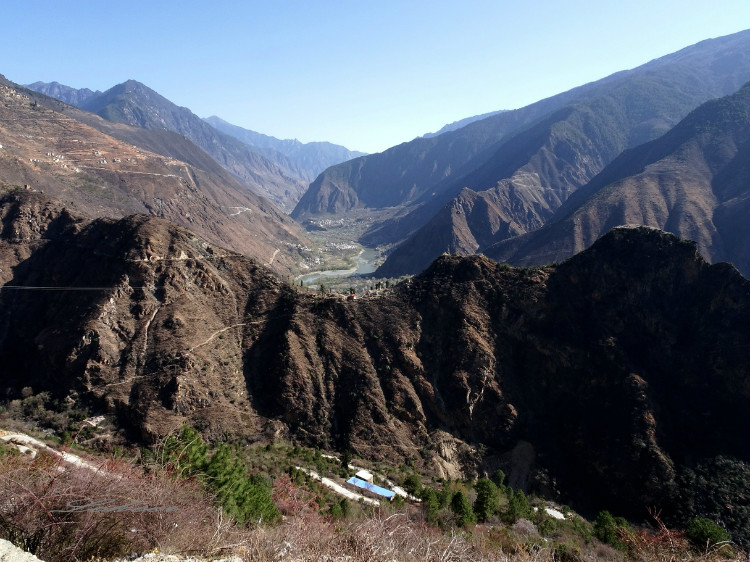 美人谷(邛山沟)谷口,嘉绒藏人的煨桑塔.