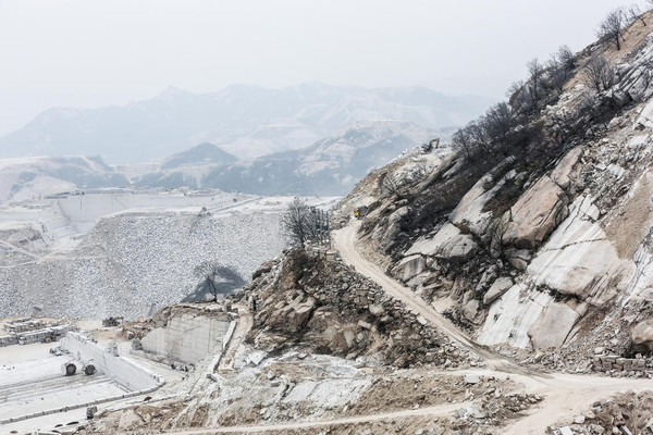 随县采石场疯狂越界山体满目疮痍