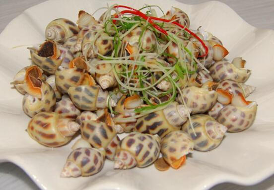 白灼花螺,白灼的海鲜对海鲜的鲜度更为考究,祝好佳的花螺肉很满,挑出