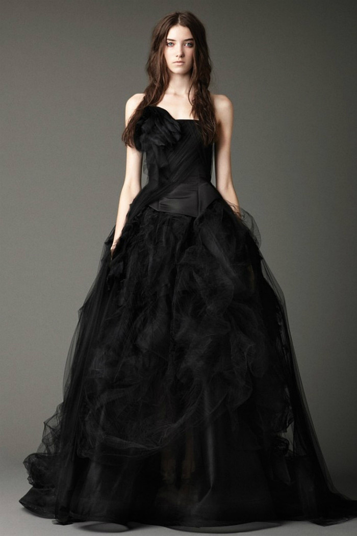 une belle robe de mariée noire