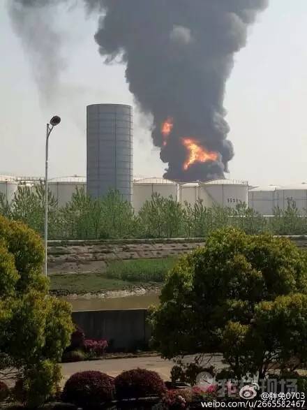 张家港双山岛江北面一化工厂发生爆炸!