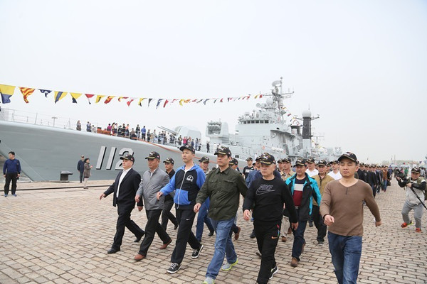 退役老兵自发组织回母舰看望战友 王松岐摄 旅顺 导弹护卫舰葫芦岛舰