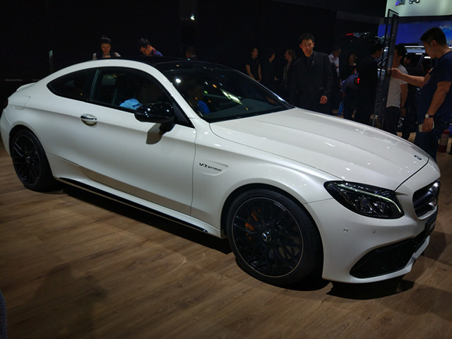 amg c 63 s coupe轿跑车在格栅,保险杠,外后视镜,车顶等部位都采用