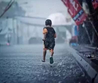 没有伞的孩子才会努力奔跑