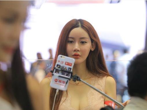 2016北京车展,走了车模,来了美女主播 - 微信公
