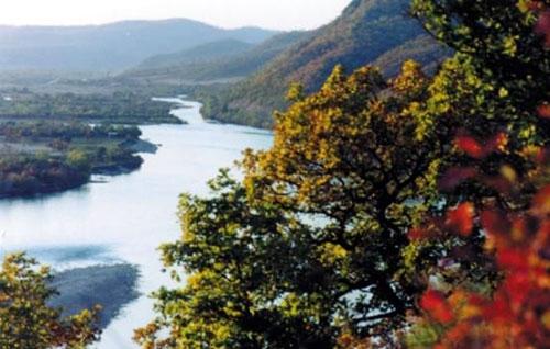 锦山是太行山区最大的原生态自然风景区,它位于井陉县南部深山区,总