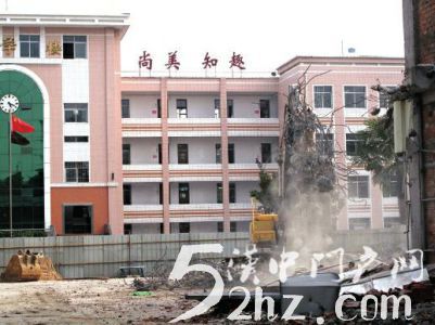 汉中实验中学拆楼"咚咚咚"初三学生抗议