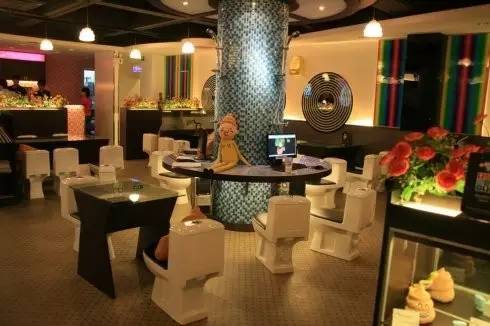 7,马桶主题餐厅这家比利时"空中餐厅"餐桌长9米,宽5米,重7吨,每次可