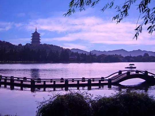 宰你没商量 杭州西湖 想象中的西湖 ▽ 理由:你们当这洗脚池呢?