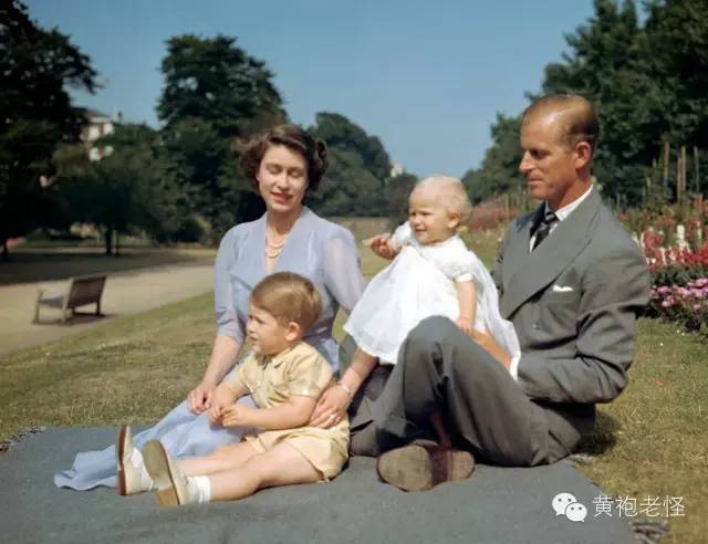 1950年,这是伊丽莎白与她第二个孩子安妮公主的第一张照片,安妮公主