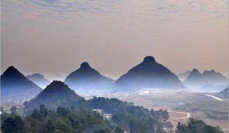 在双乳山脚下,有一个小山村名为双乳村.