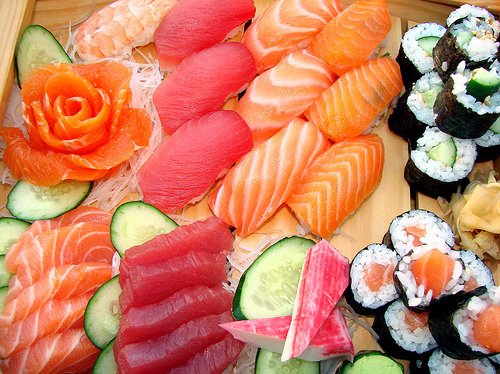 2,日本偏爱食生鱼日本人普遍爱食用生鱼,因而盖着生鱼片的寿司是日本