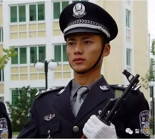中国的帅哥都当警察去了