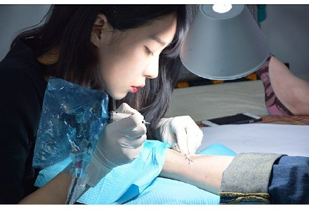 韩国半永久纹身成为时尚新宠'