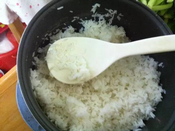 变质的米饭23,家里有食物残渣的边边角角也要清洗干净.