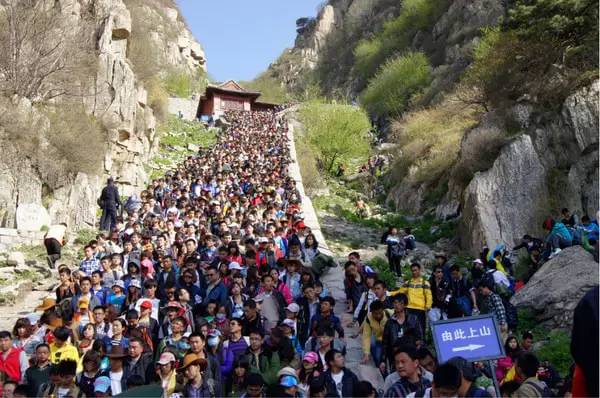 你看,五一期间的泰山景象叫人傻了眼,人山人海.