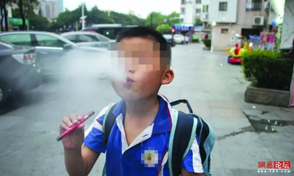 【听广播,也控烟】天津的哥吸烟被罚;高铁上吸