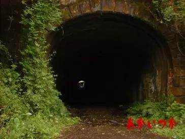 以及隧道外观,早期还没有用石块封起来,后来因为来作死的人太多了,就