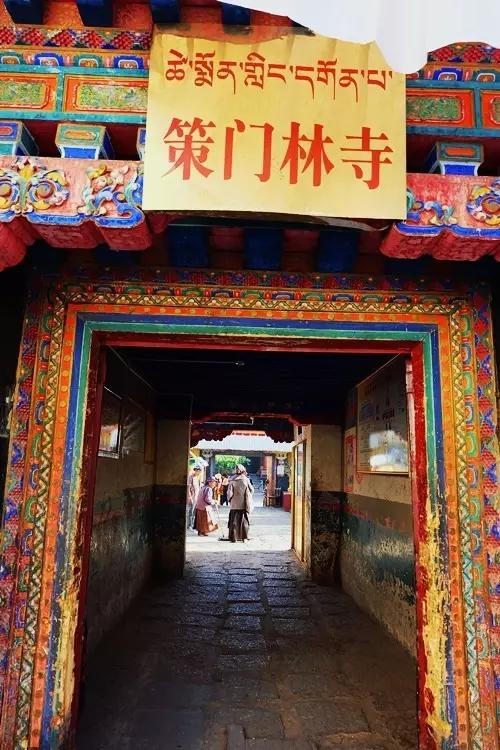 旅游 正文  策门林寺在喜德林寺的东面,被一个藏式大院包围.