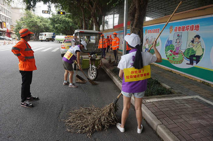 环卫工人口号_环卫工着标语马甲 老式文明宣传标语市民难接受(3)